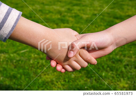 孩子們握手 65581973