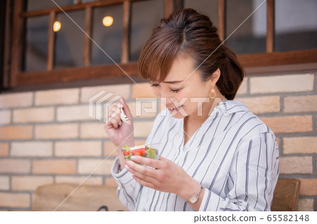  Casual business employee 65582148