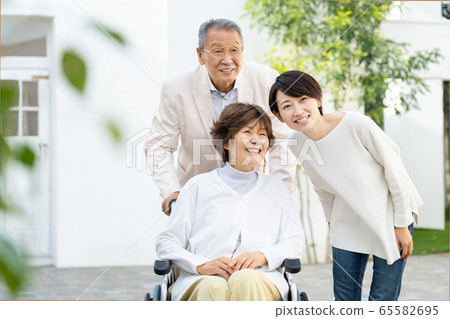 Parent-child care travel family image 65582695