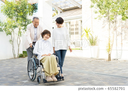 Parent-child care travel family image 65582701