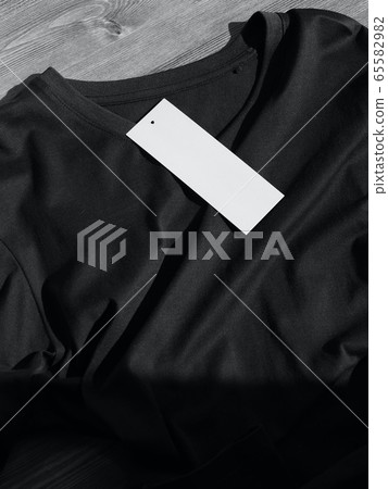 V-neck shirt and clothing label 65582982