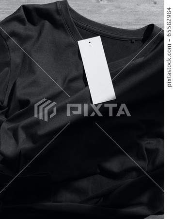 V-neck shirt and clothing label 65582984