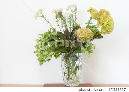 桔梗聖誕節玫瑰米花在玻璃花瓶中心的花束 65583217