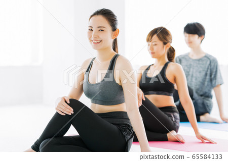 瑜伽健身運動健身房女人行使 65584133