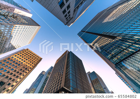 日本東京城市景觀，從東京“大手町站前廣場”十字路口俯瞰辦公樓 65584802