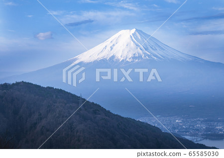 從山梨縣南鶴留區富士河口湖町三坂Pass口看到的宏偉富士山 65585030