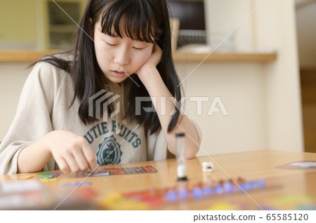 Children playing board games 65585120