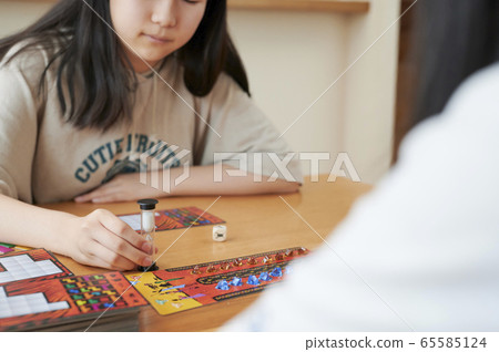 Family playing board games 65585124