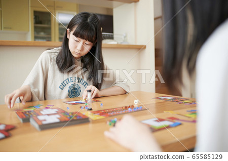 Family playing board games 65585129