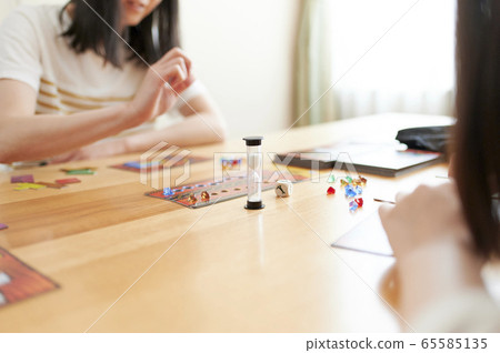 家庭玩棋盤遊戲 家庭玩棋盤遊戲 65585135