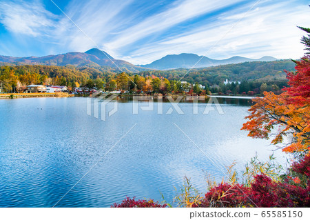 長野縣立立湖和立科山染成秋天的顏色 65585150