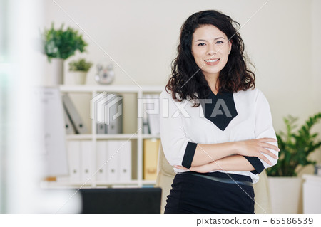 Cheerful young business lady 65586539