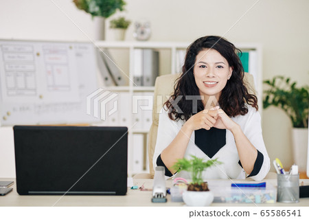 Confident young businesswoman 65586541
