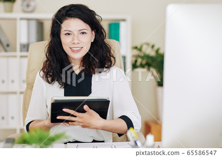 Businesswoman working on tablet 65586547