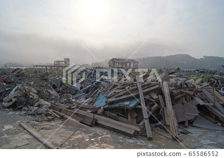 東日本大地震發生在南三陸鎮/陸前高田市周圍五個月後 65586552