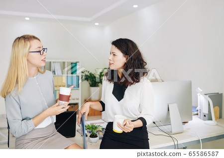 Businesswomen having coffee break 65586587