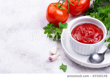 Fresh homemade tomato sauce with garlic Fresh homemade tomato sauce with garlic 65589148
