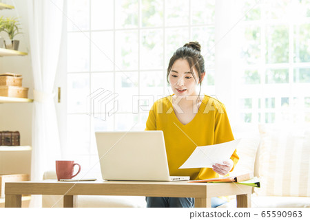 年輕女子遠程辦公遠程工作在線會議在線課堂 年輕女子遠程辦公遠程工作在線會議在線課堂 65590963