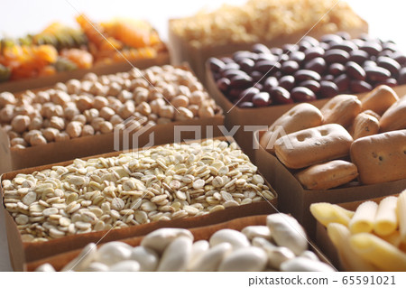 Food crisis and humanitarian assistance Food crisis and humanitarian assistance 65591021