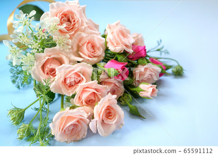 Bouquet of light pink and dark pink roses 65591112