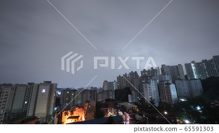 下雨的夜晚 下雨的夜晚 65591303