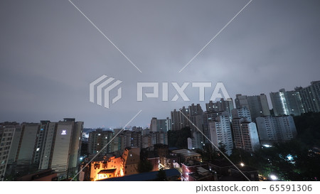 下雨的夜晚 下雨的夜晚 65591306