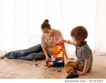 Parent plays with the child Parent plays with the child 65591881