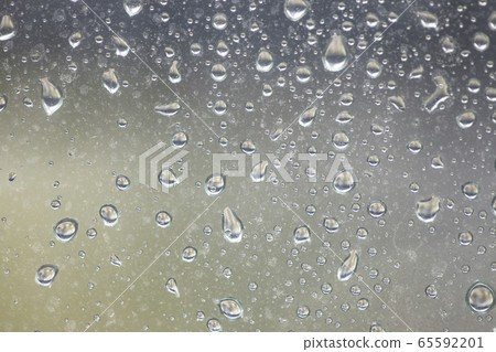 雨滴在窗戶上形成 65592201