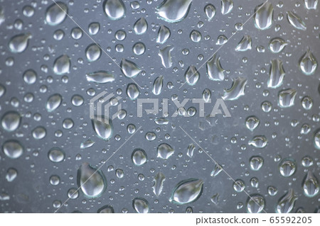 窗戶上的雨滴 65592205