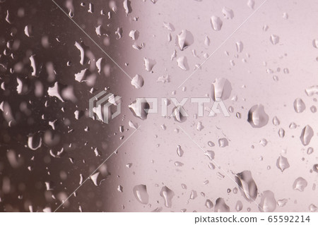 窗戶上的雨滴 65592214