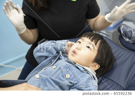 A child receiving dental treatment 65592236