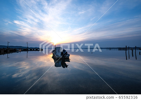 大川湖在黎明 65592316