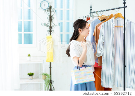 Women shopping Women shopping 65592712