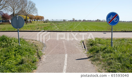 B40 - End of bicycle zone B40 - End of bicycle zone 65593040