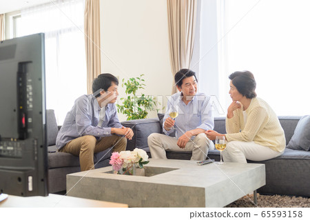Parent and child living television family image Parent and child living television family image 65593158