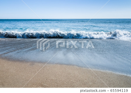 Waves to beat on the sandy beach Waves to beat on the sandy beach 65594119