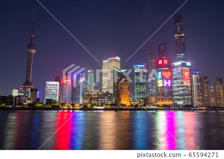 <<Shanghai>> Night view of the Bund, Skyscraper of Rikukashi 65594271