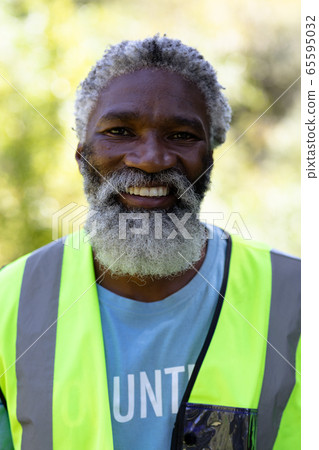 Portrait of a volunteer senior African American man 65595032