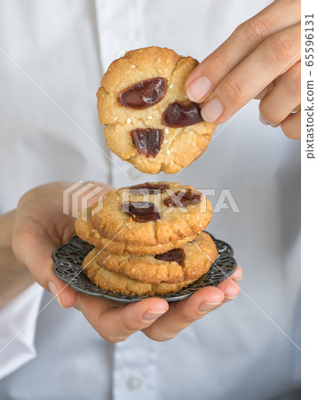 Date cookies held by a womans hand 65596131