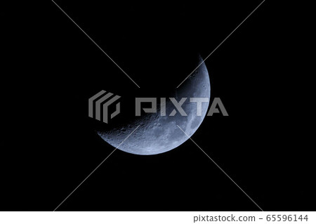 [Mon] Crescent moon in April Taken with a 600mm telephoto lens 65596144