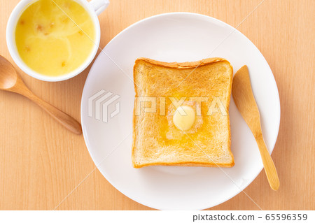 黃油吐司和玉米湯 65596359