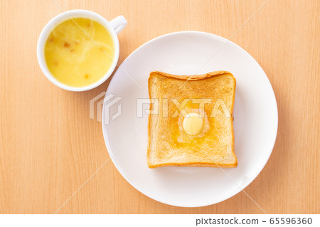 黃油吐司和玉米湯 65596360