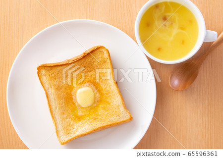 黃油吐司和玉米湯 65596361