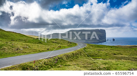 Road to The Giant and the Wich iconic rocks 65596754