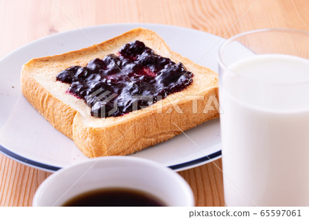 Toast with blueberry jam 65597061