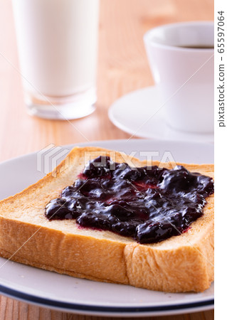 Toast with blueberry jam 65597064