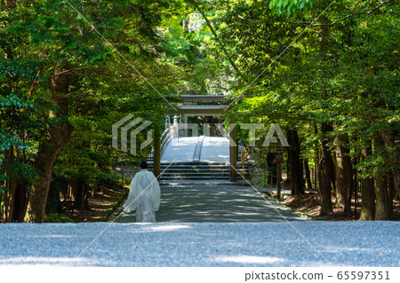 Ise Shrine in early summer 65597351