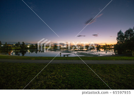 晚上在湖邊與日落 晚上在湖邊與日落 65597935