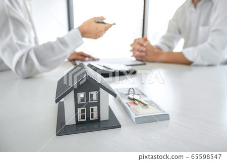 Real estate broker agent presenting and consult to Real estate broker agent presenting and consult to 65598547