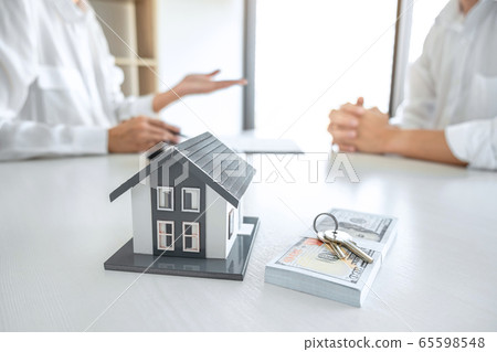 Real estate broker agent presenting and consult to Real estate broker agent presenting and consult to 65598548